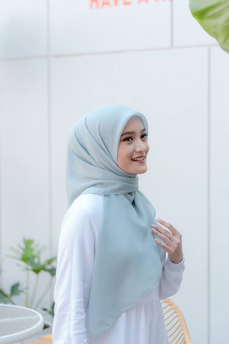 Bella square biru muda