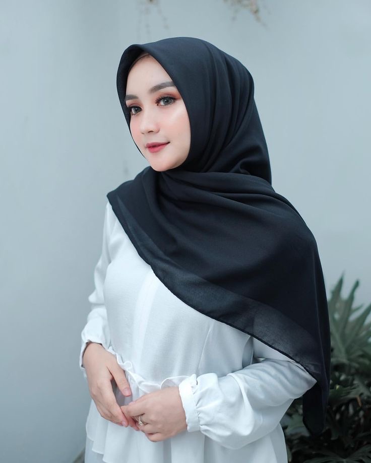 Bella square hitam